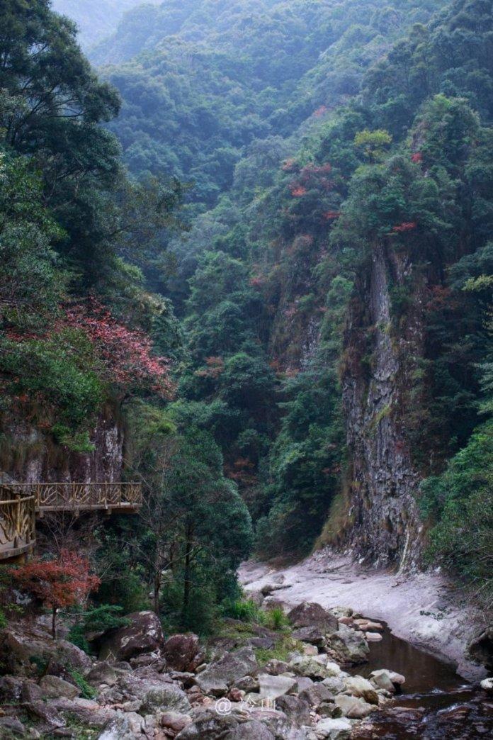 记者:法兰克福正在和巴黎谈埃基蒂克,但不愿意支付转会费